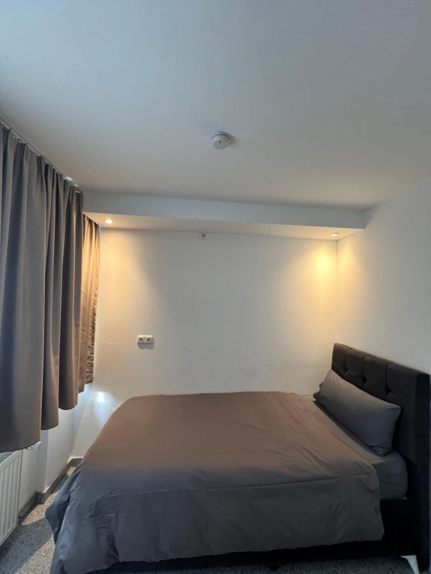 Budget Rooms Just For Sleeping - Digital Access โคโลญ ภายนอก รูปภาพ
